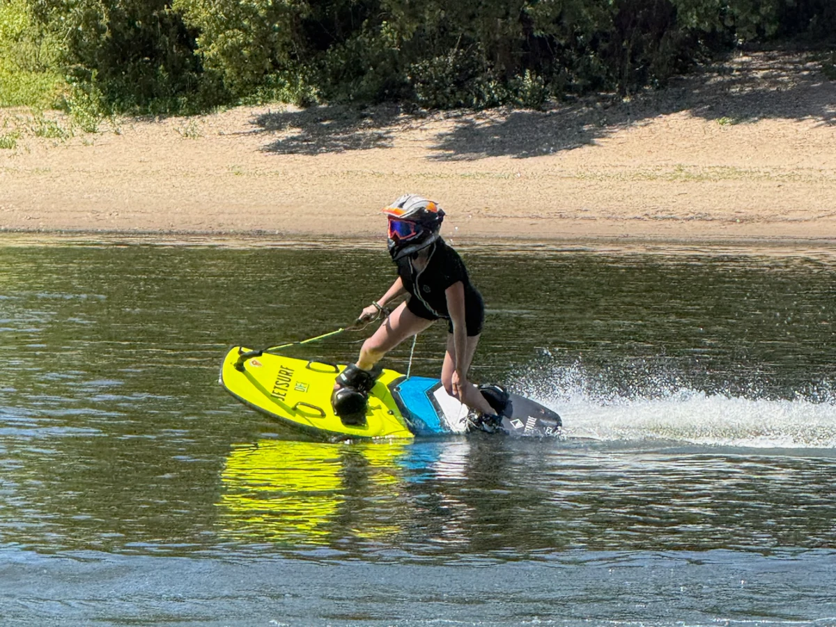 Rider on a JETSURF board during an experience on the private lake in Wöbbelin.